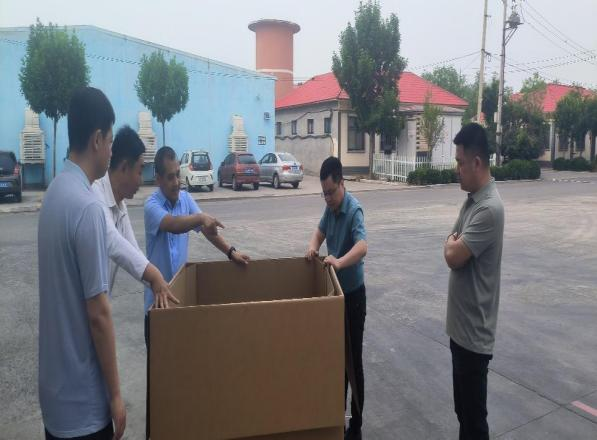 李總協(xié)同供應部、青島合興包裝廠進行現(xiàn)場研究探討